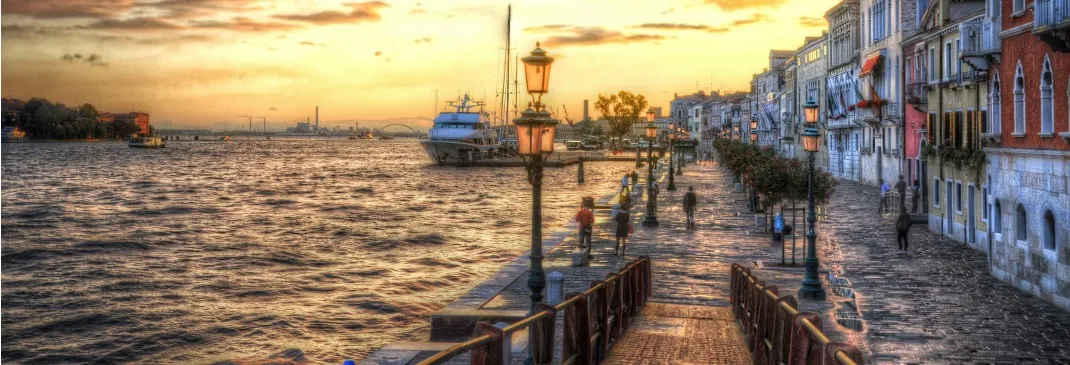 Schöner Sonnenuntergang über Venedig